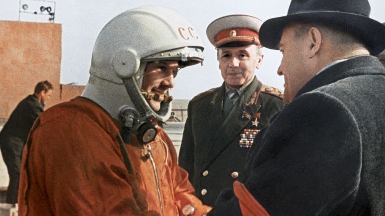 Летчик-космонавт СССР Юрий Гагарин и Сергей Павлович Королев перед стартом Летчик-космонавт СССР Юрий Гагарин и Сергей Павлович Королев перед стартом