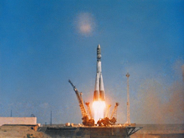 Старт ракеты-носителя Восток с кораблём Восток-1, на борту которого летчик-космонавт СССР Юрий Гагарин Старт ракеты-носителя Восток с кораблём Восток-1, на борту которого летчик-космонавт СССР Юрий Гагарин