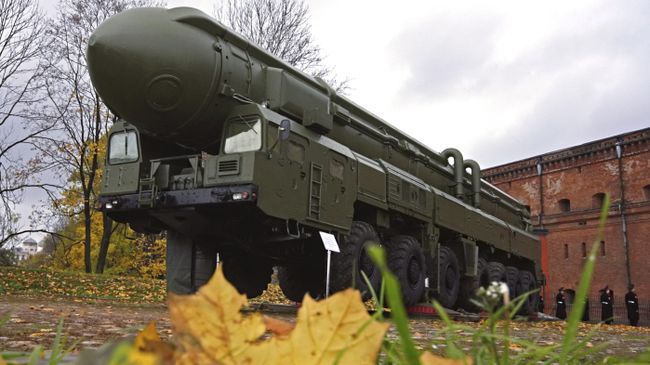 Грунтовая мобильная пусковая установка стратегического ракетного комплекса Тополь в экспозиции Военно-исторического музея артиллерии, инженерных войск и войск связи. Архивное фото Грунтовая мобильная пусковая установка стратегического ракетного комплекса Тополь в экспозиции Военно-исторического музея артиллерии, инженерных войск и войск связи. Архивное фото