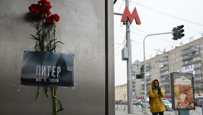 Цветы в память о жертвах теракта в метро Санкт-Петербурга на улице в Новосибирске. Архивное фото