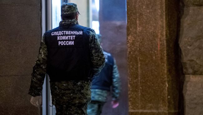 Сотрудник следственного комитета России у входа в вестибюль станции метро Технологический институт в Санкт-Петербурге Сотрудник следственного комитета России у входа в вестибюль станции метро Технологический институт в Санкт-Петербурге