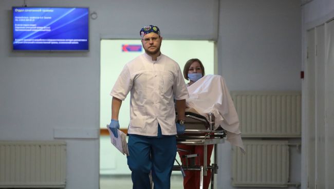 Сотрудники транспортируют пациента в НИИ скорой помощи имени И.И. Джанелидзе в Санкт-Петербурге Сотрудники транспортируют пациента в НИИ скорой помощи имени И.И. Джанелидзе в Санкт-Петербурге