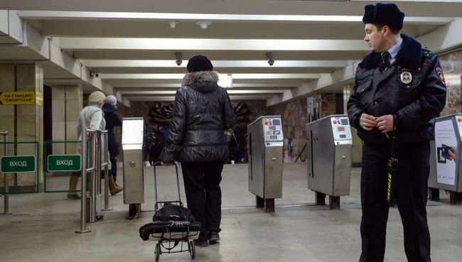 Сотрудник службы безопасности в метро. Архивное фото