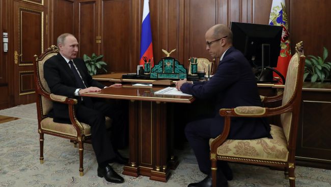 Президент РФ Владимир Путин и секретарь Общественной палаты РФ Александр Бречалов во время встречи. 4 апреля 2017 Президент РФ Владимир Путин и секретарь Общественной палаты РФ Александр Бречалов во время встречи. 4 апреля 2017