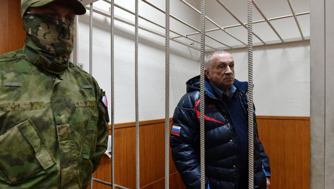 Бывший глава Удмуртии Александр Соловьев в Басманном суде. 4 апреля 2017 Бывший глава Удмуртии Александр Соловьев в Басманном суде. 4 апреля 2017