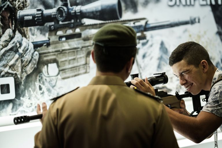Посетитель пробует снайперскую винтовку во время выставки LAAD 2017 Defense and Security в Рио-де-Жанейро, Бразилия, 4 апреля 2017 Посетитель пробует снайперскую винтовку во время выставки LAAD 2017 Defense and Security в Рио-де-Жанейро, Бразилия, 4 апреля 2017