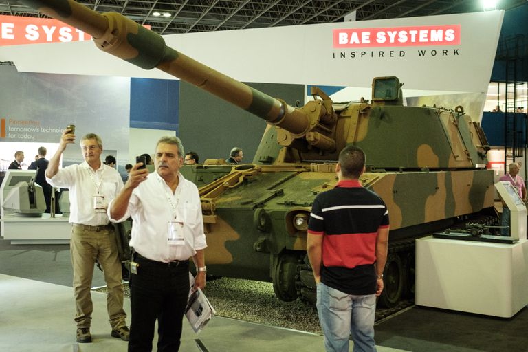 Посетители на выставке LAAD 2017 Defense and Security в Рио-де-Жанейро, Бразилия, 4 апреля 2017 Посетители на выставке LAAD 2017 Defense and Security в Рио-де-Жанейро, Бразилия, 4 апреля 2017