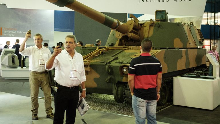 Посетители на выставке LAAD 2017 Defense and Security в Рио-де-Жанейро, Бразилия, 4 апреля 2017 Посетители на выставке LAAD 2017 Defense and Security в Рио-де-Жанейро, Бразилия, 4 апреля 2017
