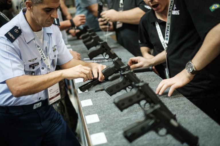 Полуавтоматические пистолеты на выставке LAAD 2017 Defense and Security в Рио-де-Жанейро, Бразилия, 4 апреля 2017 Полуавтоматические пистолеты на выставке LAAD 2017 Defense and Security в Рио-де-Жанейро, Бразилия, 4 апреля 2017