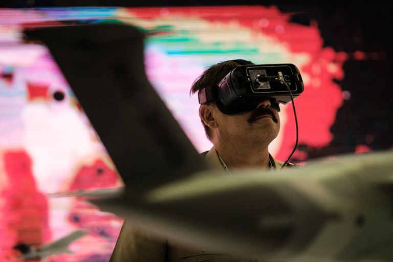 Оптическая система VR на выставке LAAD 2017 Defense and Security в Рио-де-Жанейро, Бразилия, 4 апреля 2017 Оптическая система VR на выставке LAAD 2017 Defense and Security в Рио-де-Жанейро, Бразилия, 4 апреля 2017