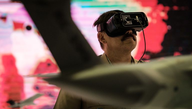 Оптическая система VR на выставке LAAD 2017 Defense and Security в Рио-де-Жанейро, Бразилия, 4 апреля 2017 Оптическая система VR на выставке LAAD 2017 Defense and Security в Рио-де-Жанейро, Бразилия, 4 апреля 2017
