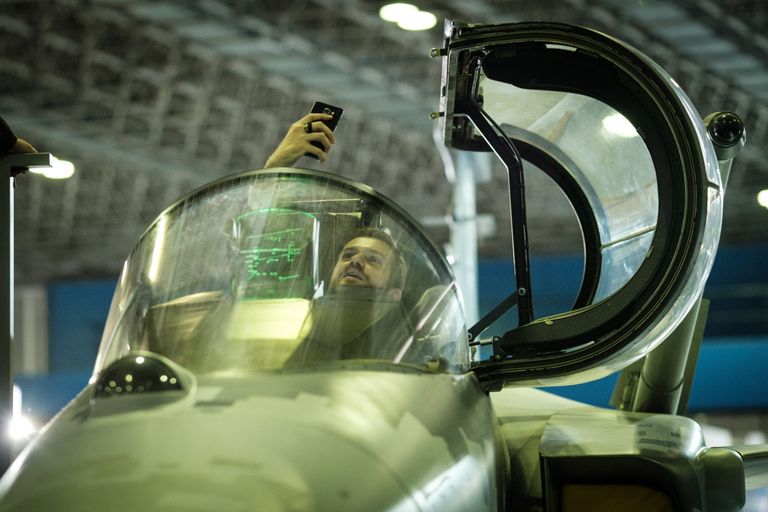 Кокпит шведского самолета-истребителя SAAB Gripen E во время выставки LAAD 2017 Defense and Security в Рио-де-Жанейро, Бразилия, 4 апреля 2017 Кокпит шведского самолета-истребителя SAAB Gripen E во время выставки LAAD 2017 Defense and Security в Рио-де-Жанейро, Бразилия, 4 апреля 2017