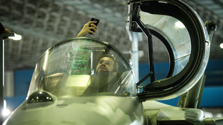 Кокпит шведского самолета-истребителя SAAB Gripen E во время выставки LAAD 2017 Defense and Security в Рио-де-Жанейро, Бразилия, 4 апреля 2017 Кокпит шведского самолета-истребителя SAAB Gripen E во время выставки LAAD 2017 Defense and Security в Рио-де-Жанейро, Бразилия, 4 апреля 2017