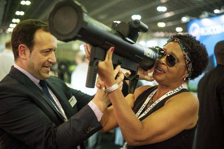 Посетитель держит пусковую установку SAM на выставке LAAD 2017 Defense and Security в Рио-де-Жанейро, Бразилия, 4 апреля 2017 Посетитель держит пусковую установку SAM на выставке LAAD 2017 Defense and Security в Рио-де-Жанейро, Бразилия, 4 апреля 2017