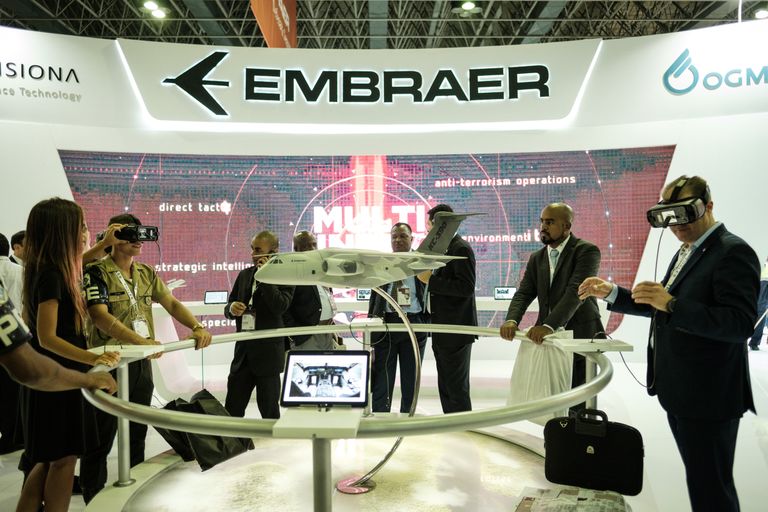 Посетители пробуют очки VR во время выставки LAAD 2017 Defense and Security в Рио-де-Жанейро, Бразилия, 4 апреля 2017 Посетители пробуют очки VR во время выставки LAAD 2017 Defense and Security в Рио-де-Жанейро, Бразилия, 4 апреля 2017