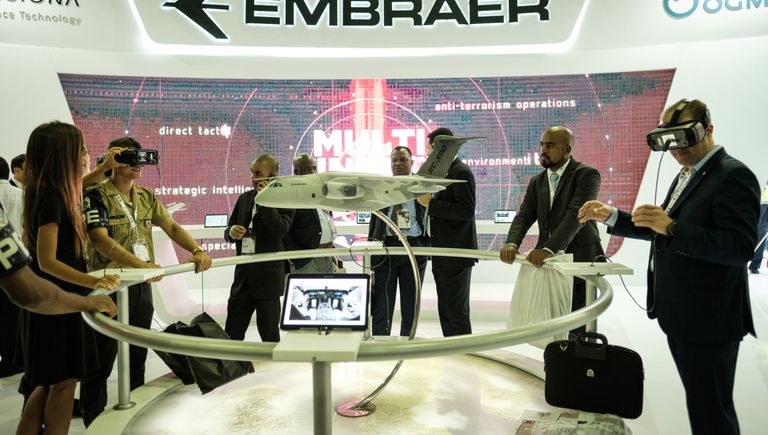 Посетители пробуют очки VR во время выставки LAAD 2017 Defense and Security в Рио-де-Жанейро, Бразилия, 4 апреля 2017 Посетители пробуют очки VR во время выставки LAAD 2017 Defense and Security в Рио-де-Жанейро, Бразилия, 4 апреля 2017