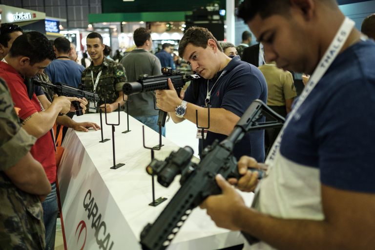 Автоматы Caracal на выставке LAAD 2017 Defense and Security в Рио-де-Жанейро, Бразилия, 4 апреля 2017 Автоматы Caracal на выставке LAAD 2017 Defense and Security в Рио-де-Жанейро, Бразилия, 4 апреля 2017