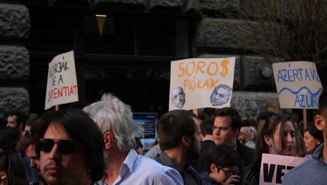 Тысячи венгров протестовали против закрытия университета Сороса в Будапеште Тысячи венгров протестовали против закрытия университета Сороса в Будапеште