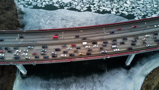 Лед на Москва-реке под Живописным мостом. Архивное фото Лед на Москва-реке под Живописным мостом. Архивное фото