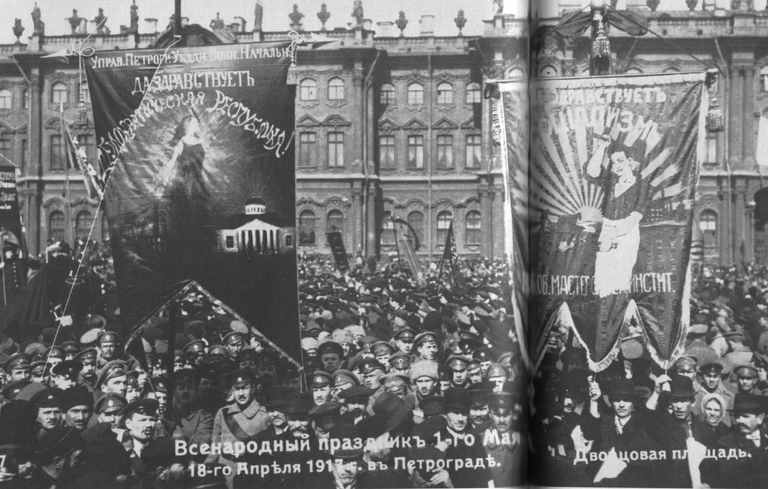 Первомайская демонстрация на Дворцовой площади в Петрограде, 1917 год Первомайская демонстрация на Дворцовой площади в Петрограде, 1917 год