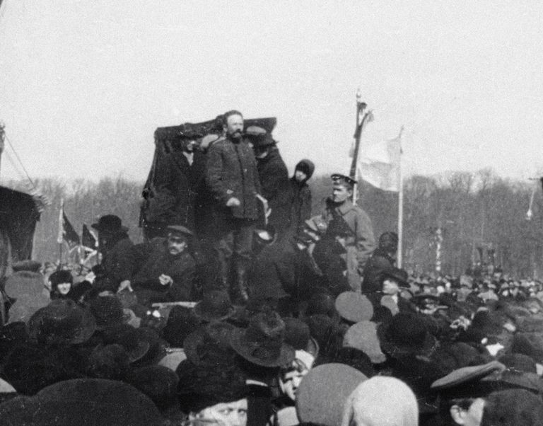 Митинг на Марсовом поле, посвященный международному празднику труда 1 Мая. Петроград. 1917 год Митинг на Марсовом поле, посвященный международному празднику труда 1 Мая. Петроград. 1917 год