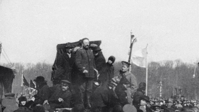 Митинг на Марсовом поле, посвященный международному празднику труда 1 Мая. Петроград. 1917 год Митинг на Марсовом поле, посвященный международному празднику труда 1 Мая. Петроград. 1917 год
