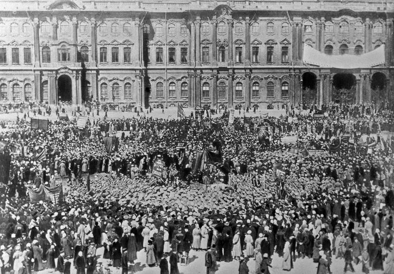 Демонстрация на Дворцовой площади в день празднования 1 Мая 1917 года Демонстрация на Дворцовой площади в день празднования 1 Мая 1917 года