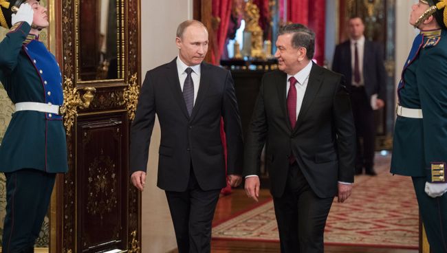 Президент РФ Владимир Путин и президент Узбекистана Шавкат Мирзиеев во время встречи. 5 апреля 2017 Президент РФ Владимир Путин и президент Узбекистана Шавкат Мирзиеев во время встречи. 5 апреля 2017
