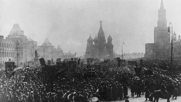 Церемониальный марш-парад солдатских и рабочих организаций на Красной площади в Москве. 1 мая. 1917 год Церемониальный марш-парад солдатских и рабочих организаций на Красной площади в Москве. 1 мая. 1917 год
