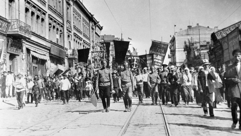 Демонстрация 1 Мая 1917 года во Владивостоке на Светланской улице Демонстрация 1 Мая 1917 года во Владивостоке на Светланской улице