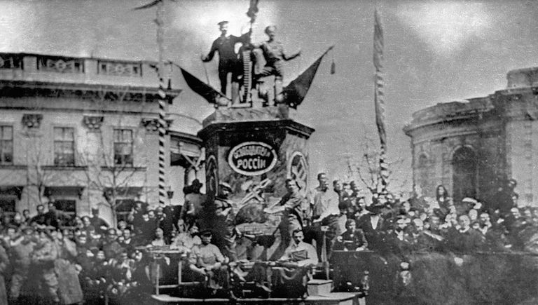 Живой памятник труду и революции на Думской площади в Одессе 1 мая 1917 года Живой памятник труду и революции на Думской площади в Одессе 1 мая 1917 года
