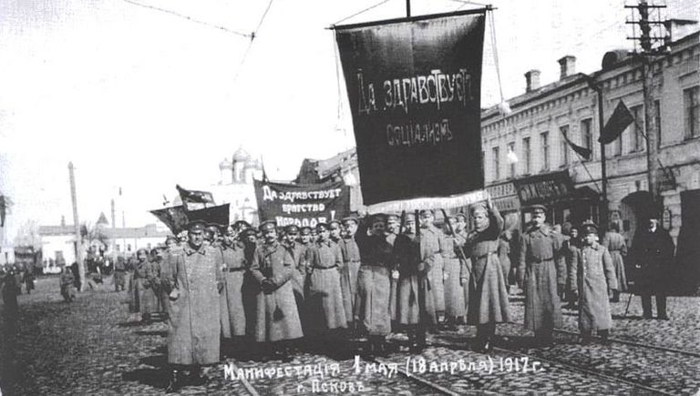 Первомайская демонстрация в Пскове. 1917 год Первомайская демонстрация в Пскове. 1917 год