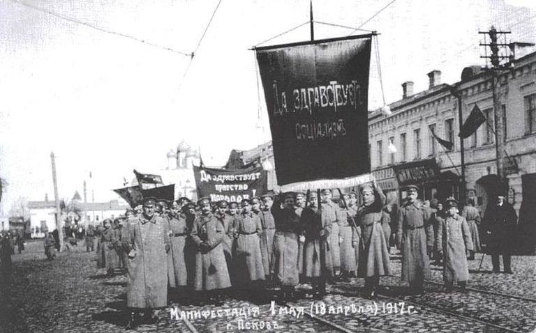 Первомайская демонстрация в Пскове. 1917 год Первомайская демонстрация в Пскове. 1917 год