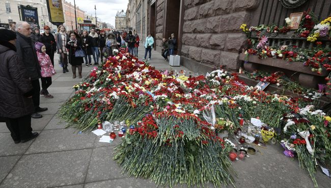 Цветы в память о погибших в результате взрыва в метрополитене Санкт-Петербурга у станции метро Технологический институт