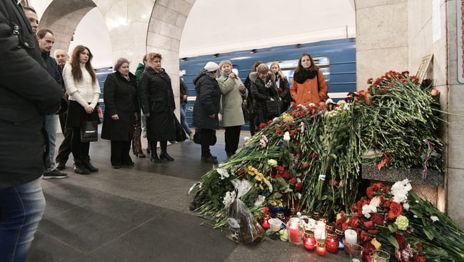 Цветы в память о погибших в результате взрыва в метрополитене Санкт-Петербурга на станции метро Технологический институт. Архивное фото Цветы в память о погибших в результате взрыва в метрополитене Санкт-Петербурга на станции метро Технологический институт. Архивное фото