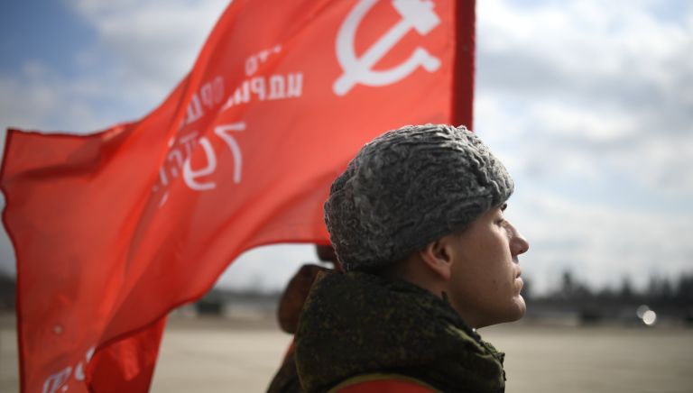 Российский военнослужащий комендантского Преображенского полка на совместной тренировке пеших парадных расчетов войск Московского гарнизона и механизированной колонны к участию в военном параде на Красной площади 9 мая 2017 года