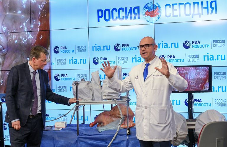 Заведующий кафедрой урологии МГМСУ им. А.И. Евдокимова Дмитрий Пушкарь на презентации российского ассистирующего роботохирургического комплекса в МИА Россия сегодня