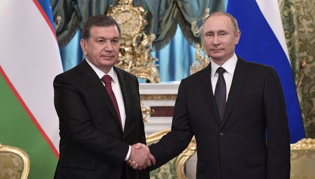 Президент РФ Владимир Путин и президент Узбекистана Шавкат Мирзиеев во время встречи. 5 апреля 2017 Президент РФ Владимир Путин и президент Узбекистана Шавкат Мирзиеев во время встречи. 5 апреля 2017
