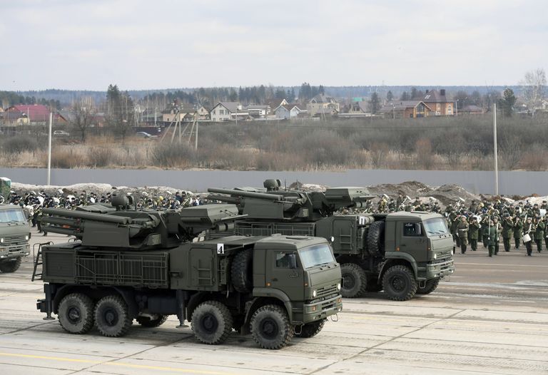 Самоходные ЗРПК наземного базирования Панцирь-С на шасси Камаз-6560 механизированной колонны Московского гарнизона во время тренировки к военному параду на Красной площади 9 мая 2017 года