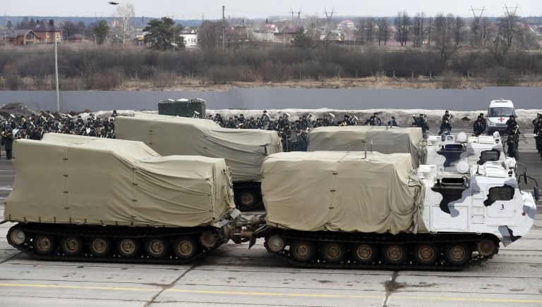 Гусеничные транспортеры механизированной колонны Московского гарнизона во время тренировки к военному параду на Красной площади 9 мая 2017 года
