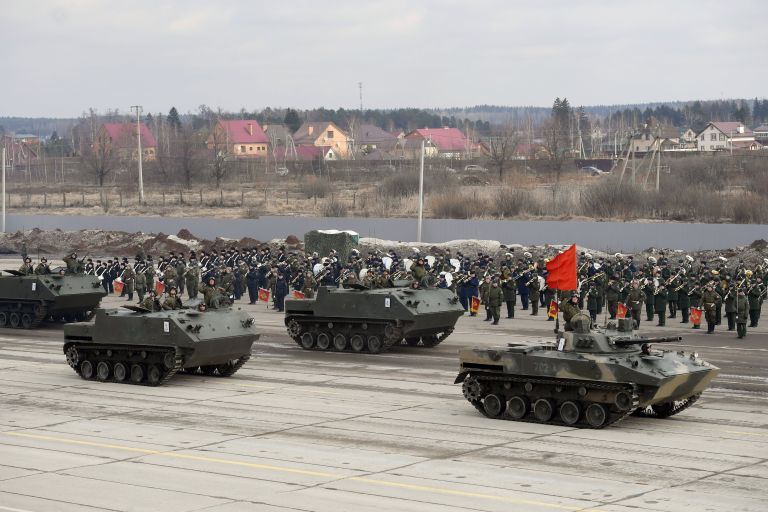 Бронетранспортеры БТР-МДМ Ракушка (на втором плане) и БМД-2 механизированной колонны Московского гарнизона во время тренировки к военному параду на Красной площади 9 мая 2017 года