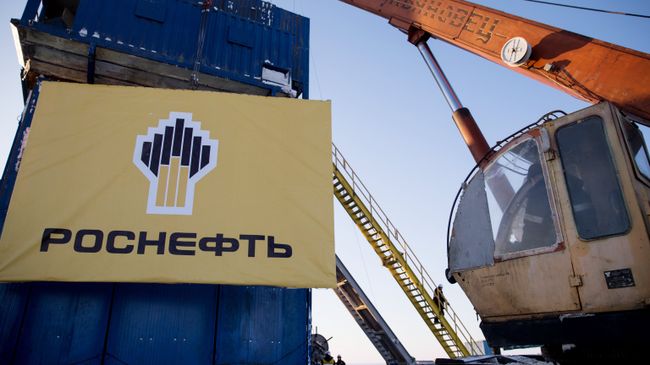 Баннер компании Роснефть на месте бурения скважины Центрально-Ольгинская-1. Архивное фото Баннер компании Роснефть на месте бурения скважины Центрально-Ольгинская-1. Архивное фото
