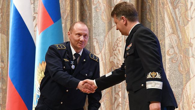 Министр транспорта РФ Максим Соколов награждает нагрудным знаком Почетный работник транспорта России Александра Каверина, машиниста электропоезда Петербургского метрополитена, в котором был совершен теракт 3 апреля Министр транспорта РФ Максим Соколов награждает нагрудным знаком Почетный работник транспорта России Александра Каверина, машиниста электропоезда Петербургского метрополитена, в котором был совершен теракт 3 апреля