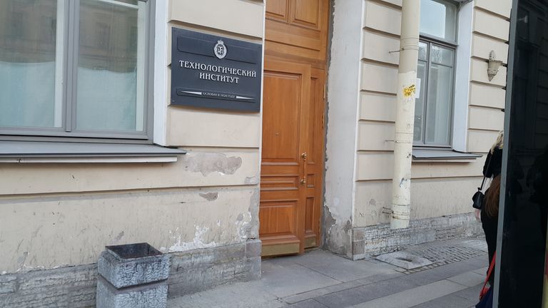 Вход в здание Технологического института в Санкт-Петербурга
