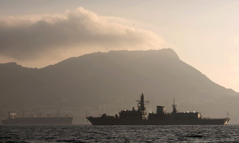 Фрегат британских королевских ВМС HMS Westminste в водах Гибралтара Фрегат британских королевских ВМС HMS Westminste в водах Гибралтара