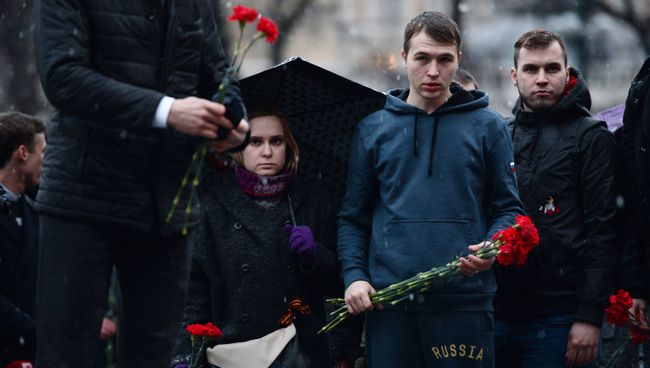 Цветы в память о погибших в метро Санкт–Петербурга Цветы в память о погибших в метро Санкт–Петербурга