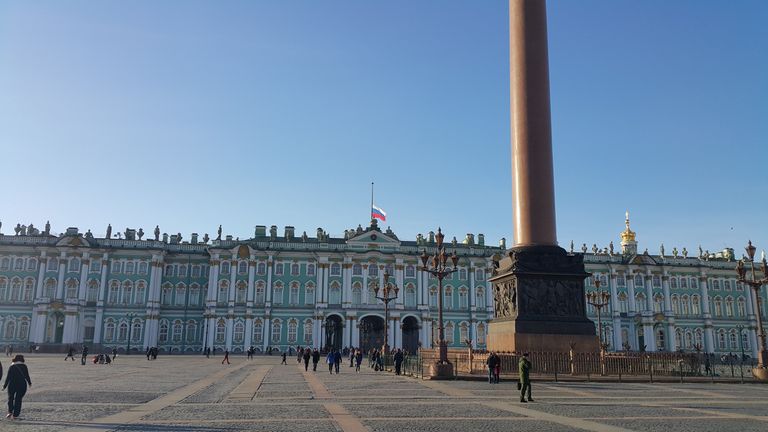 Флаг приспущен над Зимнем дворцом в Санкт-Петербурге