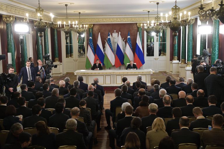 Президент РФ Владимир Путин и президент Узбекистана Шавкат Мирзиеев на пресс-конференции по итогам переговоров. 5 апреля 2017 года 