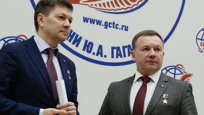 Летчик-космонавт, начальник Центра подготовки космонавтов имени Ю. А. Гагарина Юрий Лончаков (справа) и космонавт Роскосмоса Олег Кононенко на пресс-конференции, посвященной новому набору в отряд космонавтов. Архивное фото