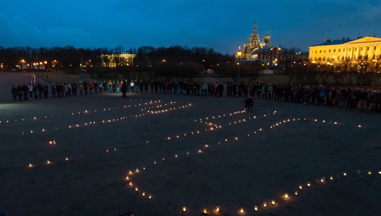 Фигура 14:40 из свечей на Марсовом поле в память о погибших в результате теракта в метро